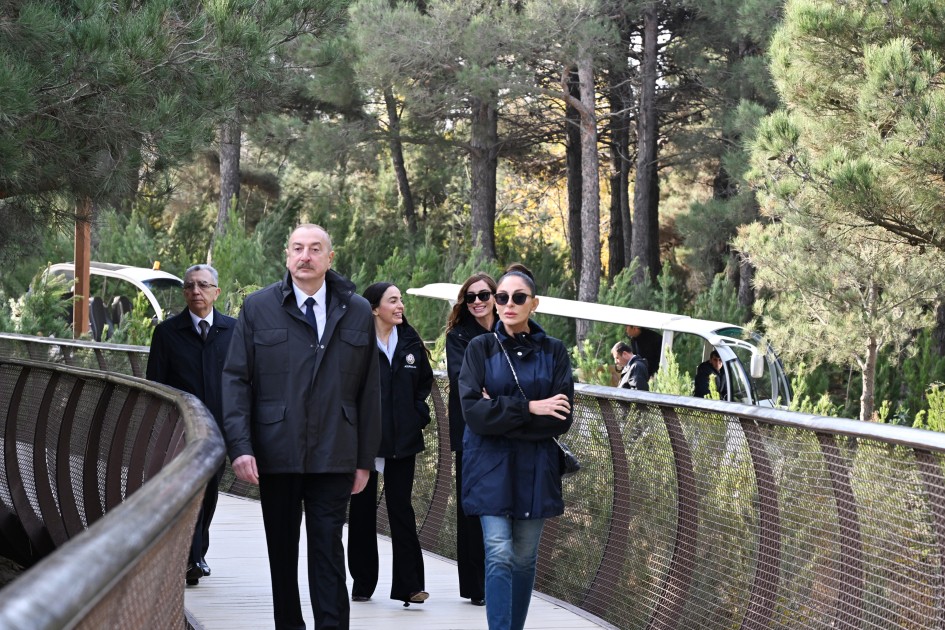 İlham Əliyev, xanımı və qızları ilə Nəbatat Bağında - FOTOLAR