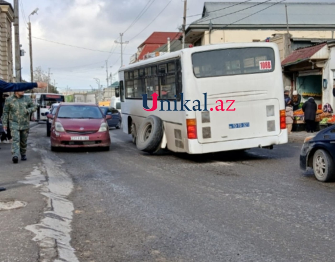 Bakıda avtobusun təkəri qopdu, təhlükəli vəziyyət yarandı - FOTO