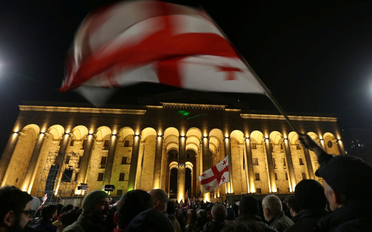 Gürcüstanda aksiyaçılar parlament otaqlarınıdağıtdılar