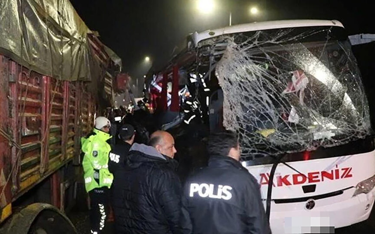 Türkiyədə avtobus yük maşını ilə toqquşdu -Ölən və yaralananlar var