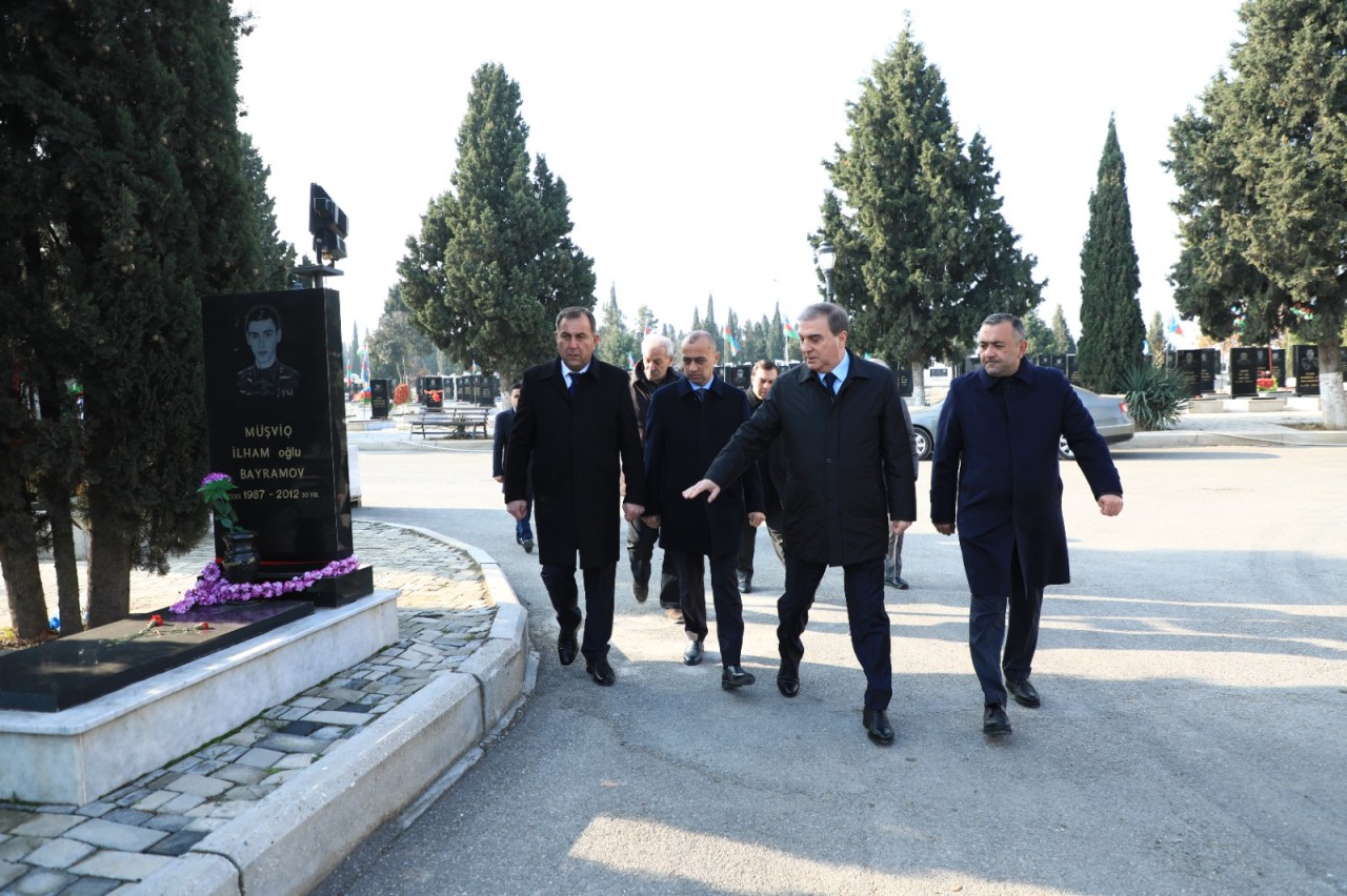 Gəncə şəhər Şəhidlər Xiyabanının tamet daşları yenisi ilə əvəz olunur - FOTOLAR