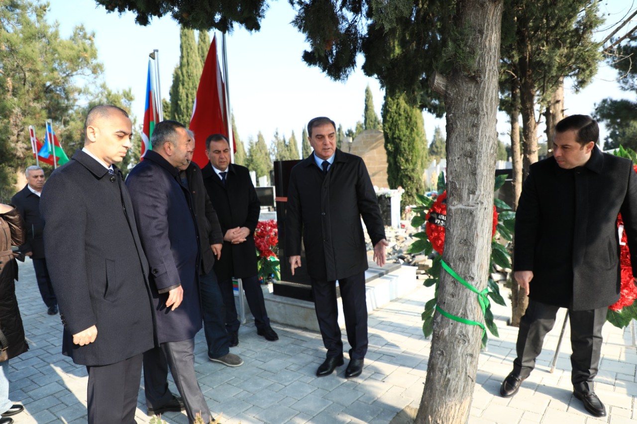 Gəncə şəhər Şəhidlər Xiyabanının tamet daşları yenisi ilə əvəz olunur - FOTOLAR