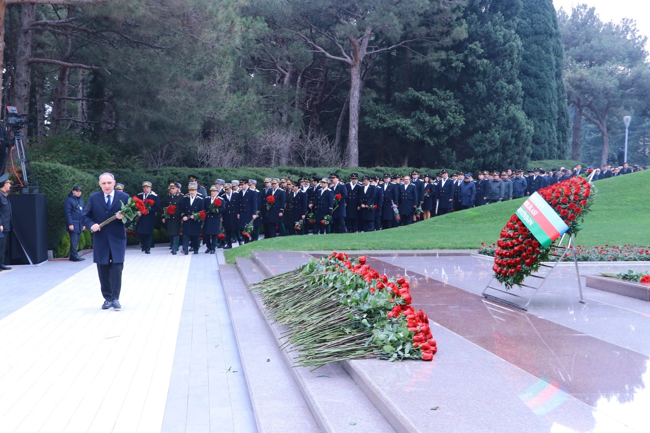 Baş prokuror Heydər Əliyevin məzarını ziyarət etdi - FOTO