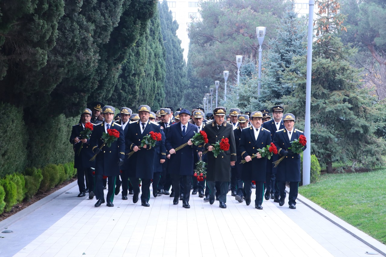 Baş prokuror Heydər Əliyevin məzarını ziyarət etdi - FOTO