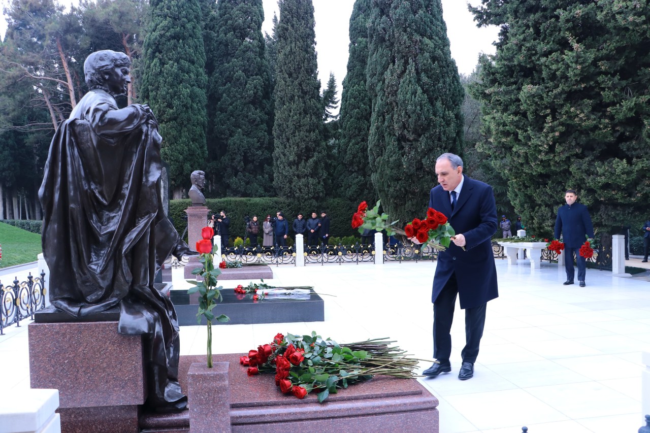 Baş prokuror Heydər Əliyevin məzarını ziyarət etdi - FOTO