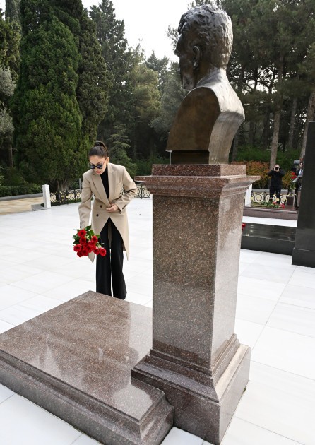 Prezident və birinci xanım Heydər Əliyevin məzarını ziyarət etdi - YENİLƏNİB