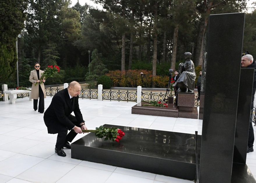 Prezident və birinci xanım Heydər Əliyevin məzarını ziyarət etdi - YENİLƏNİB