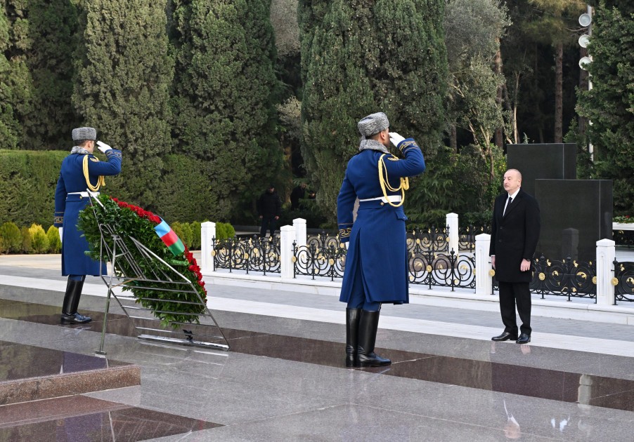 Prezident və birinci xanım Heydər Əliyevin məzarını ziyarət etdi - YENİLƏNİB