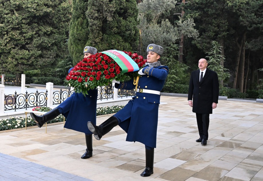 Prezident və birinci xanım Heydər Əliyevin məzarını ziyarət etdi - YENİLƏNİB