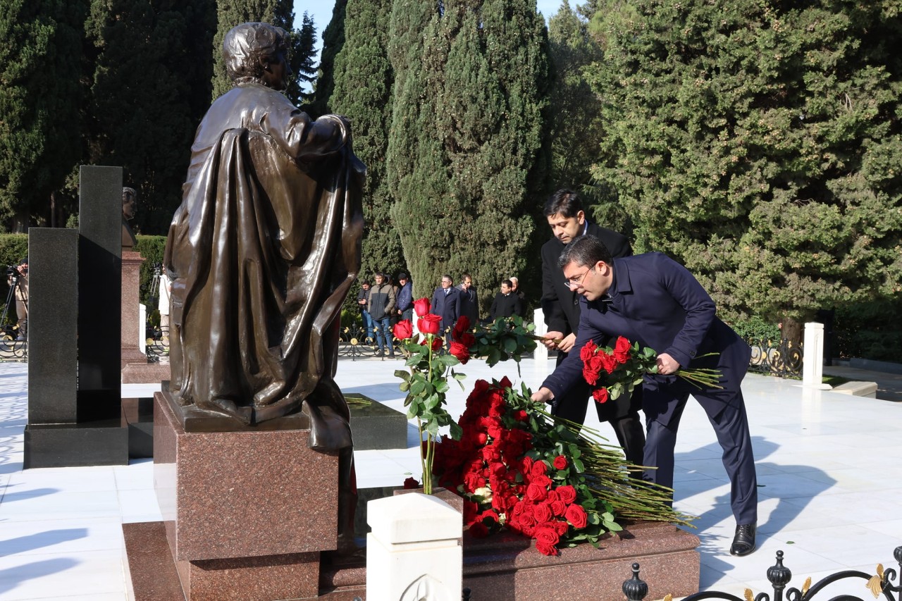 MEDİA-nın kollektivi Heydər Əliyevin məzarını ziyarət etdi - FOTOLAR