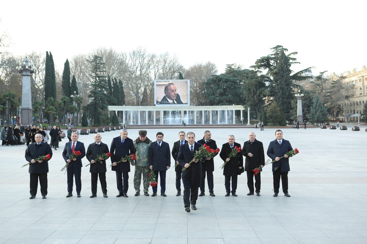 Gəncədə Ümummilli Lider Heydər Əliyevin xatirəsi anılıb - FOTOLAR