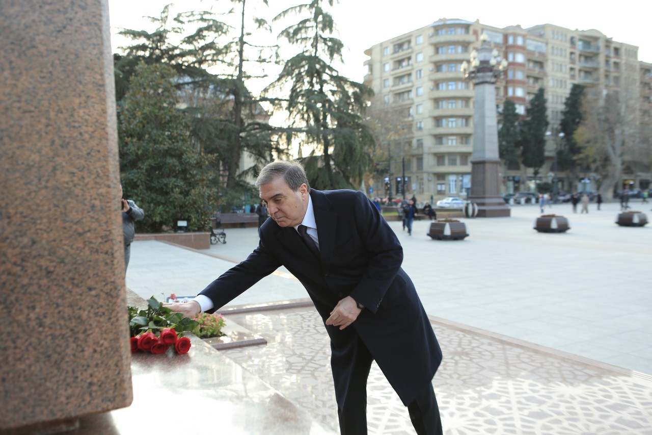 Gəncədə Ümummilli Lider Heydər Əliyevin xatirəsi anılıb - FOTOLAR