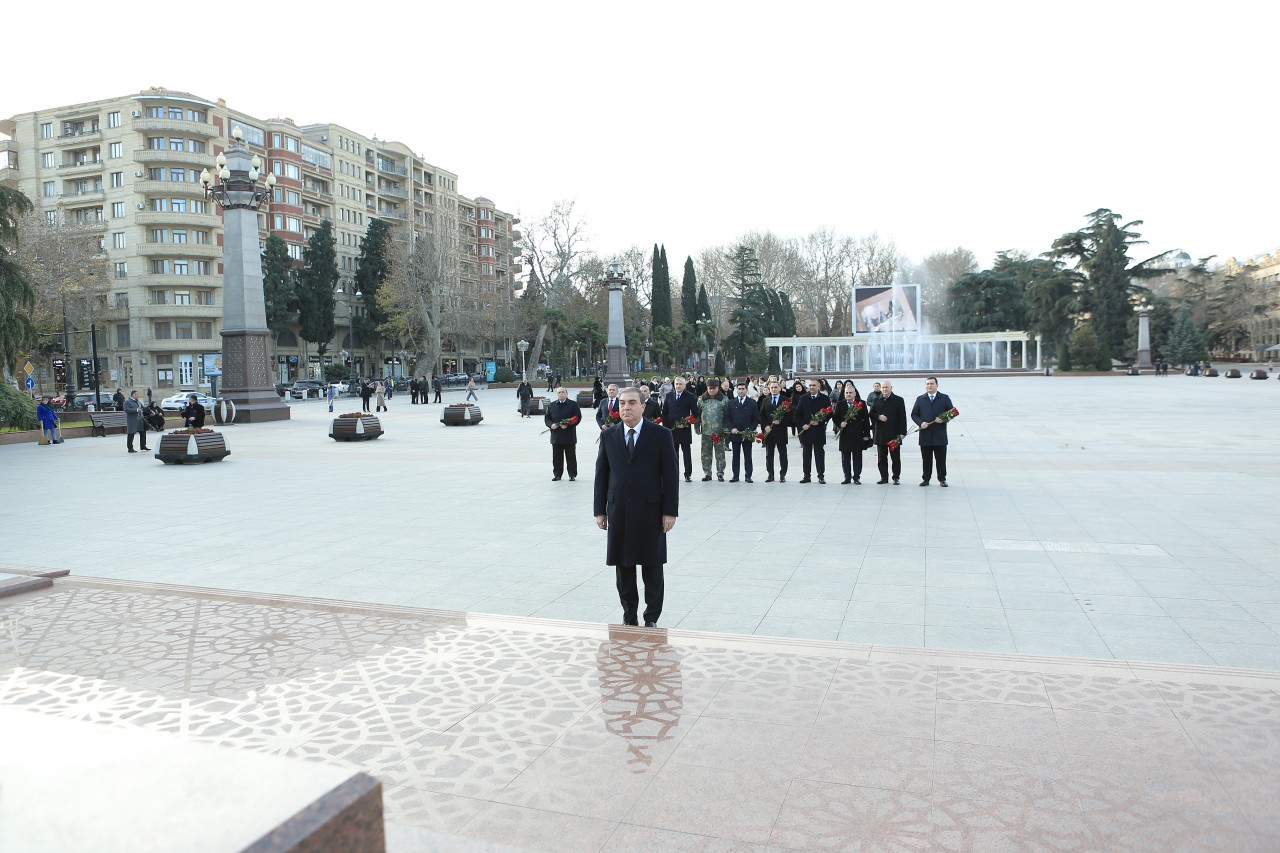 Gəncədə Ümummilli Lider Heydər Əliyevin xatirəsi anılıb - FOTOLAR