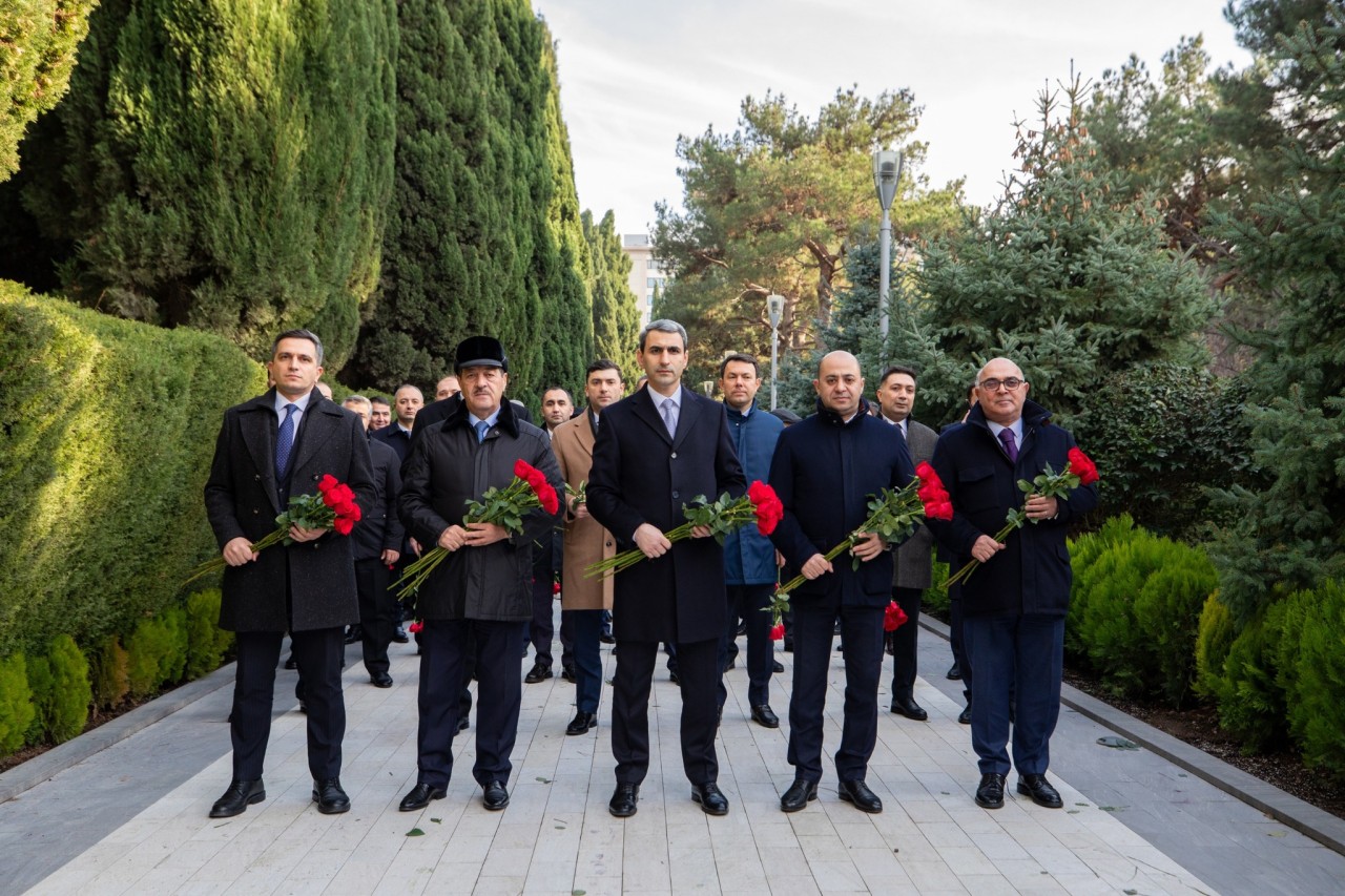 ADY kollektivi Heydər Əliyevin məzarını ziyarət etdi - FOTOLAR