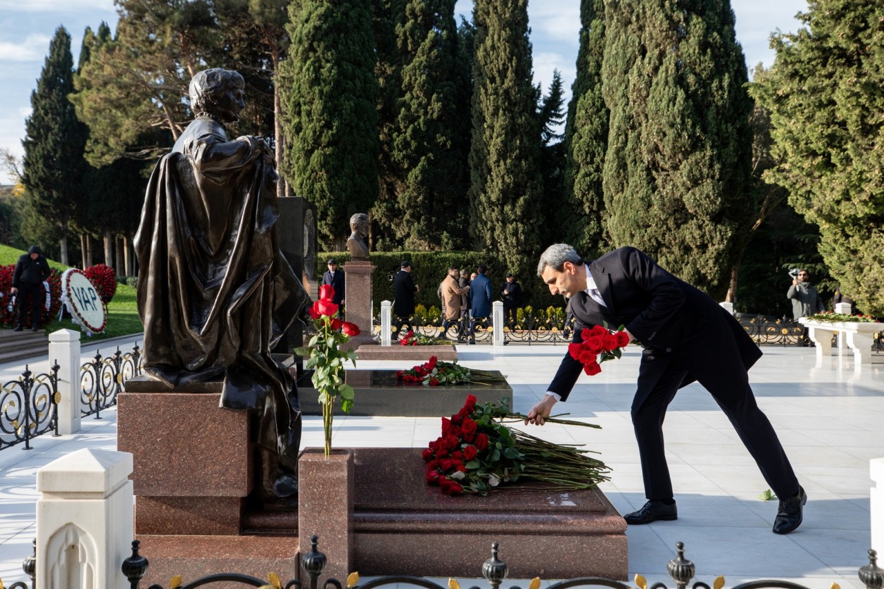 ADY kollektivi Heydər Əliyevin məzarını ziyarət etdi - FOTOLAR