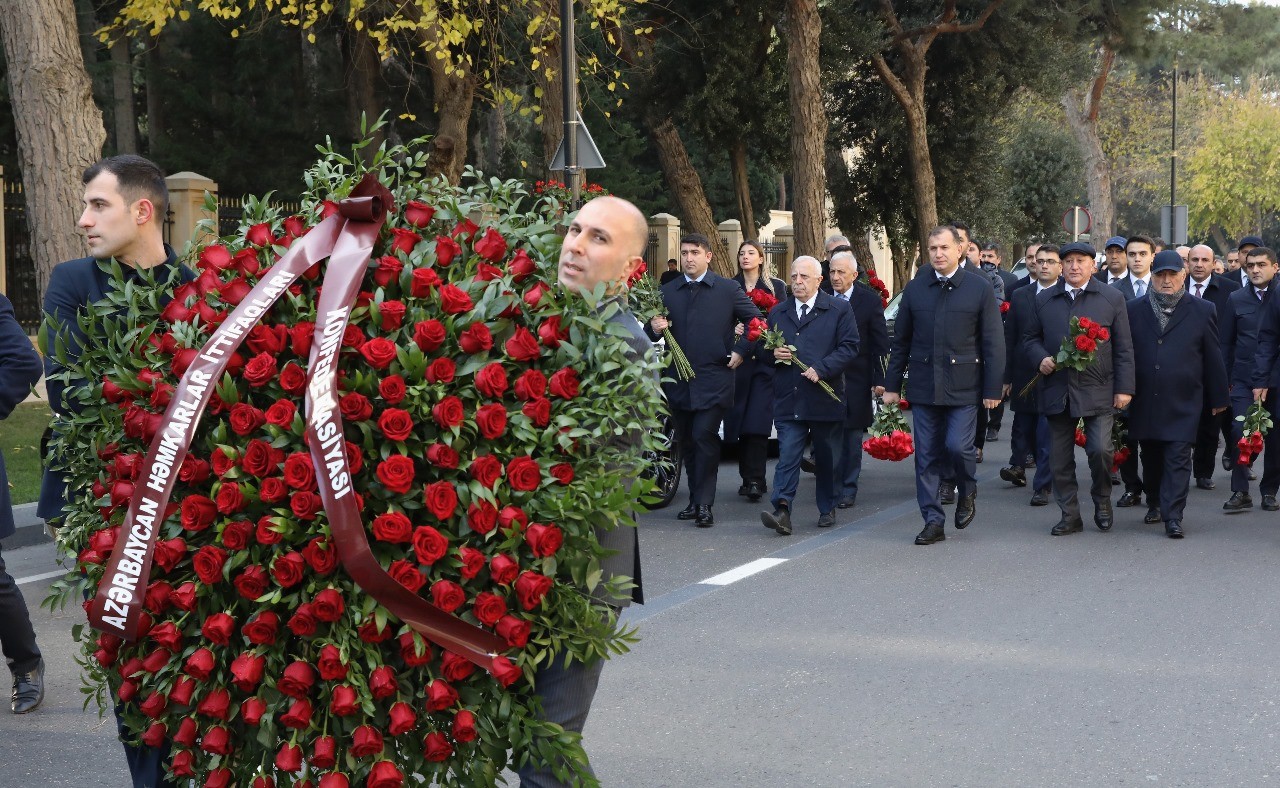 AHİK rəhbərliyi Ulu Öndər Heydər Əliyevin məzarını ziyarət edib - FOTOLAR