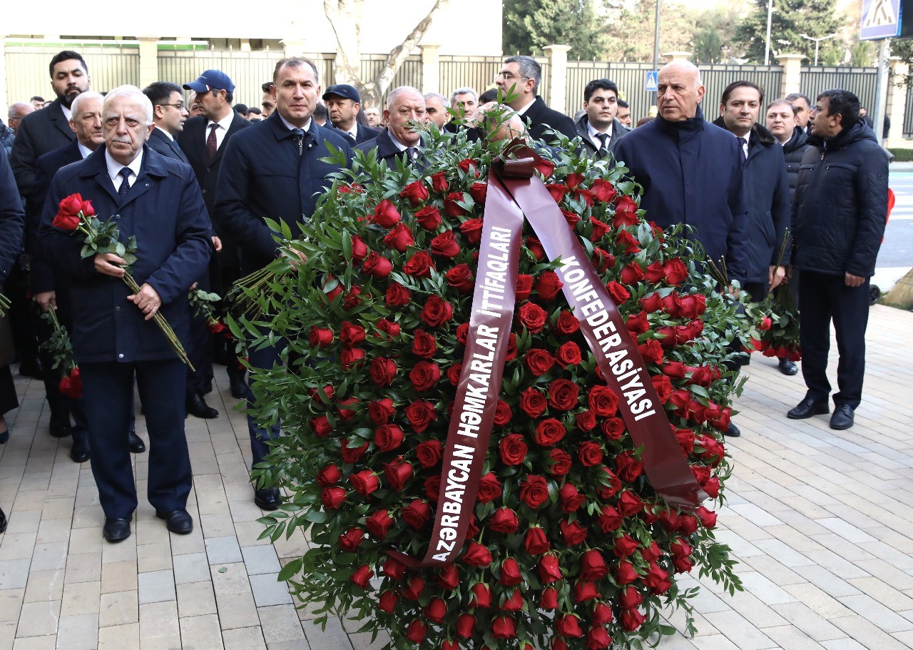 AHİK rəhbərliyi Ulu Öndər Heydər Əliyevin məzarını ziyarət edib - FOTOLAR