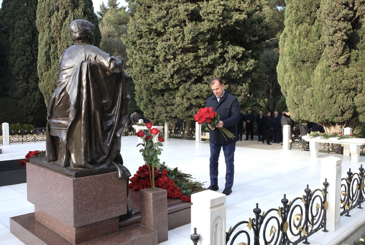 AHİK rəhbərliyi Ulu Öndər Heydər Əliyevin məzarını ziyarət edib - FOTOLAR