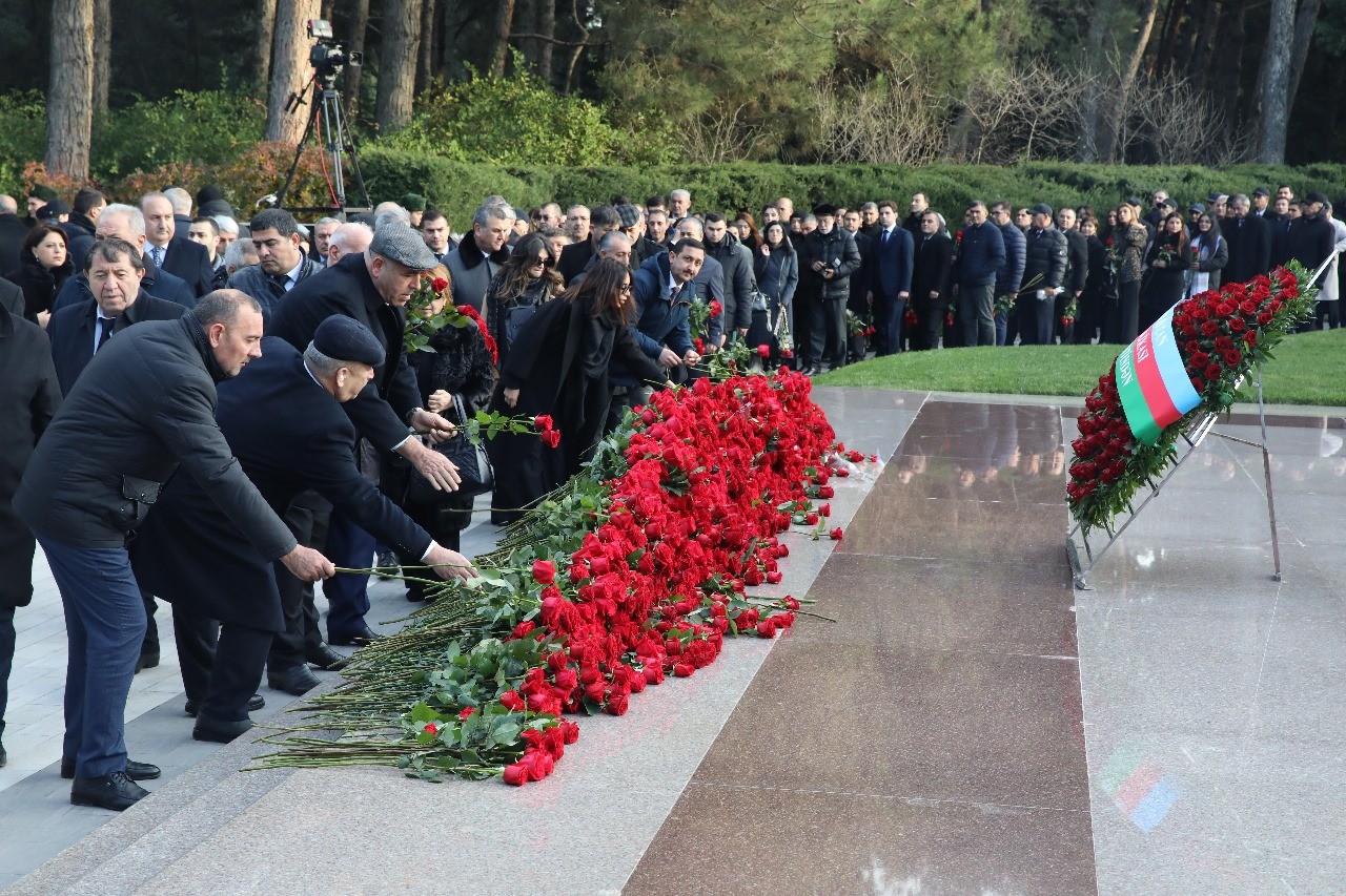 AHİK rəhbərliyi Ulu Öndər Heydər Əliyevin məzarını ziyarət edib - FOTOLAR