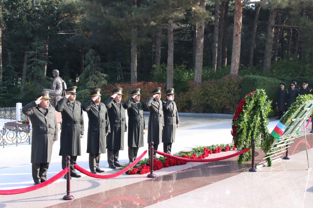 SOMDA-nın şəxsi heyəti anım günü ilə bağlı Fəxri xiyabanı ziyarət edib - FOTOLAR