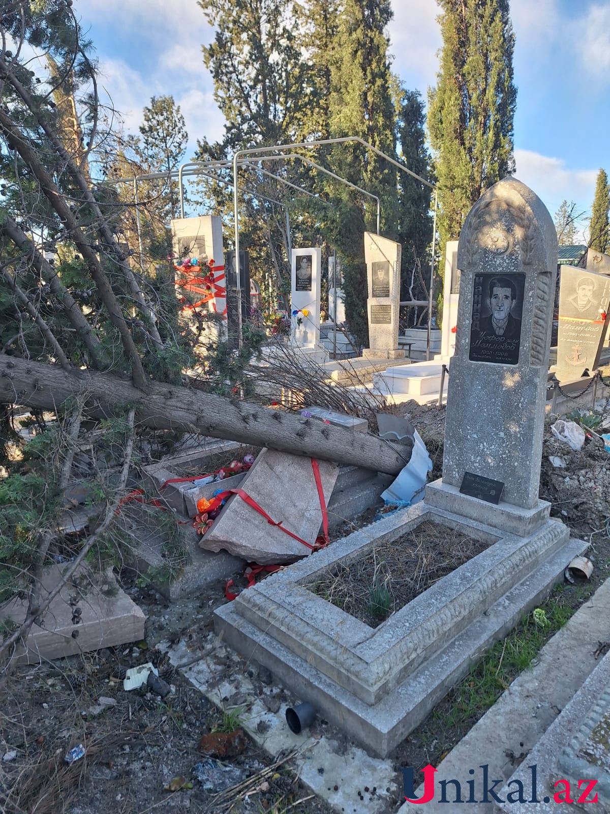 Güclü külək Mingəçevirdə qəbiristanlığı dağıtdı - FOTOLAR