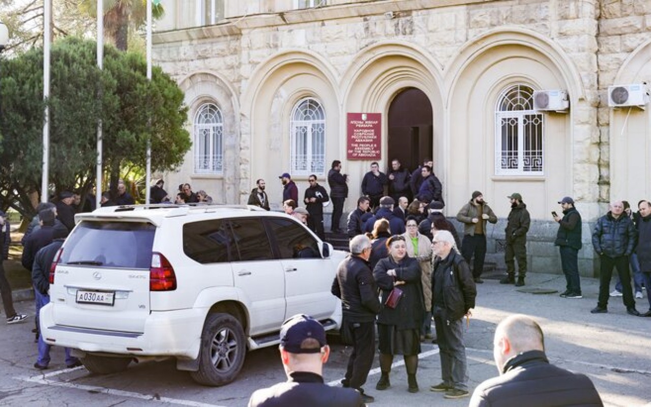 Abxaziyada parlament binası yaxınlığında atışma -Deputatlar yaralandı