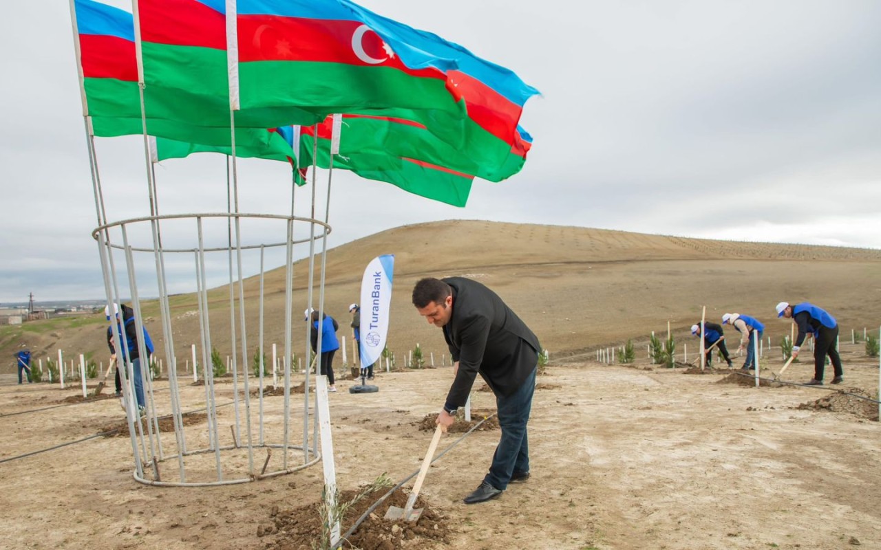 "TuranBank" ağacəkmə aksiyası təşkil edib - FOTOLAR