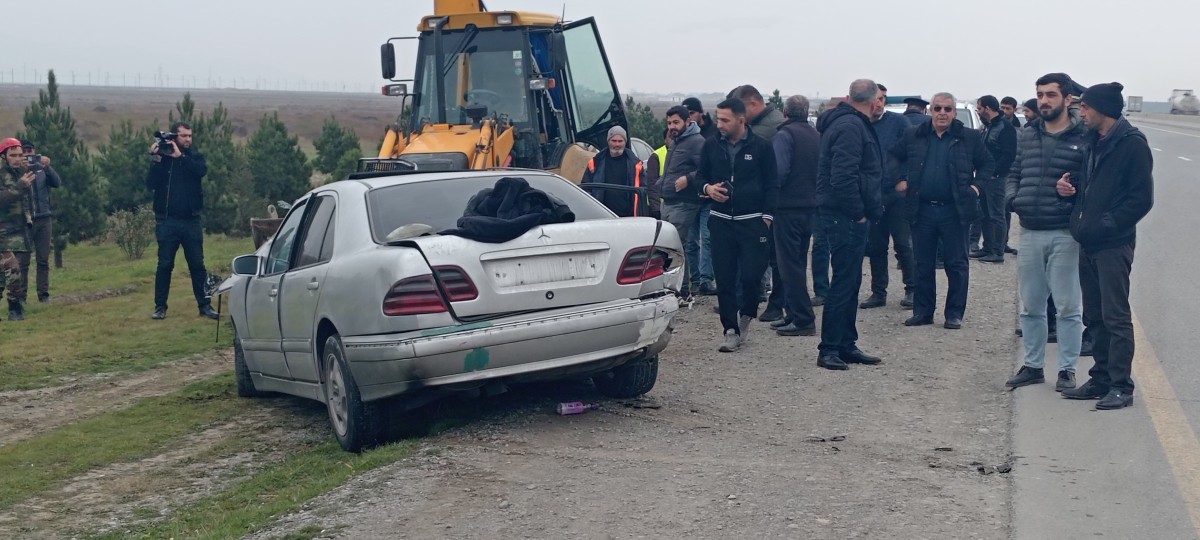 Hacıqabulda traktorla maşın toqquşdu - Xəsarət alanlar var (FOTOLAR)