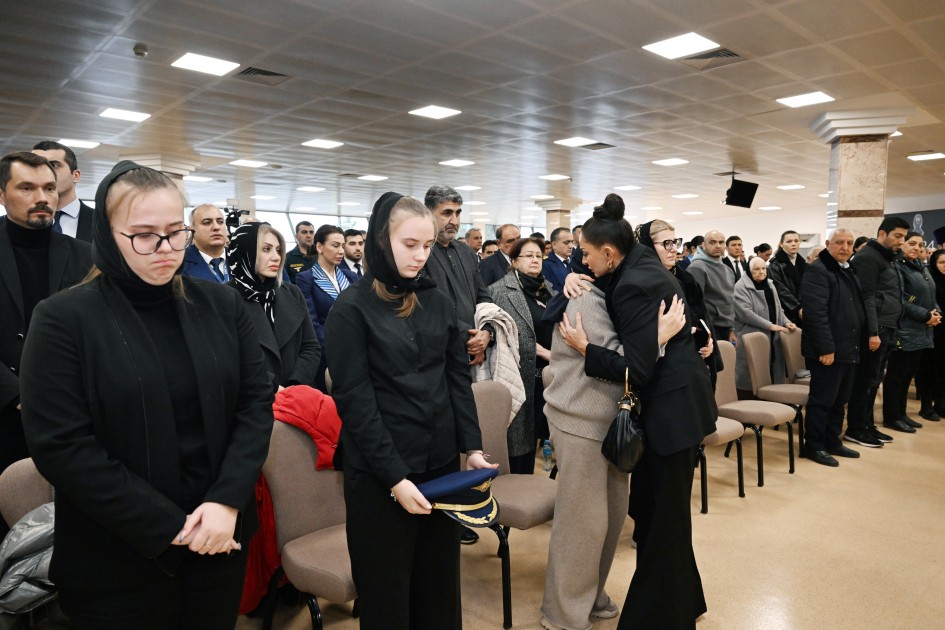 Prezident və birinci xanım ekipaj üzvlərinin vida mərasimində - FOTOLAR (YENİLƏNİB)