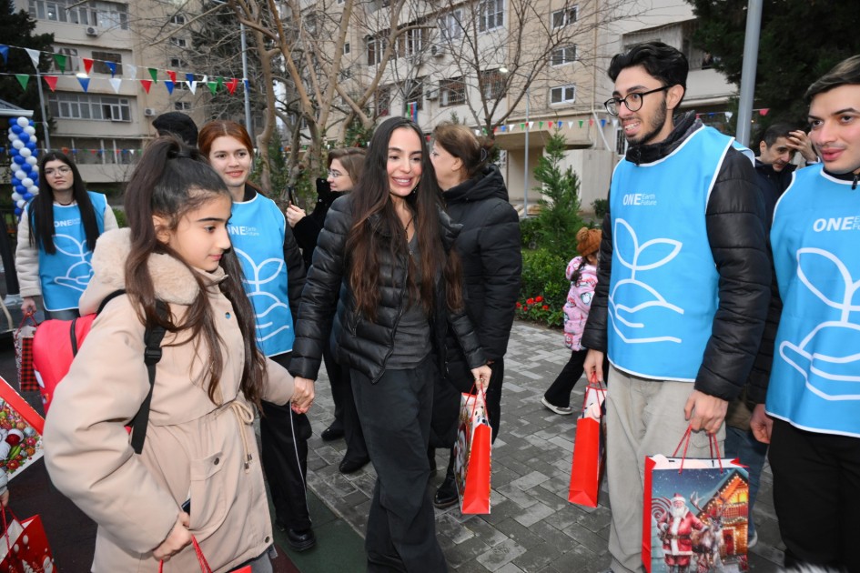 Leyla və Arzu Əliyevalar yenilənmiş həyətlərin açılışında - FOTOLAR