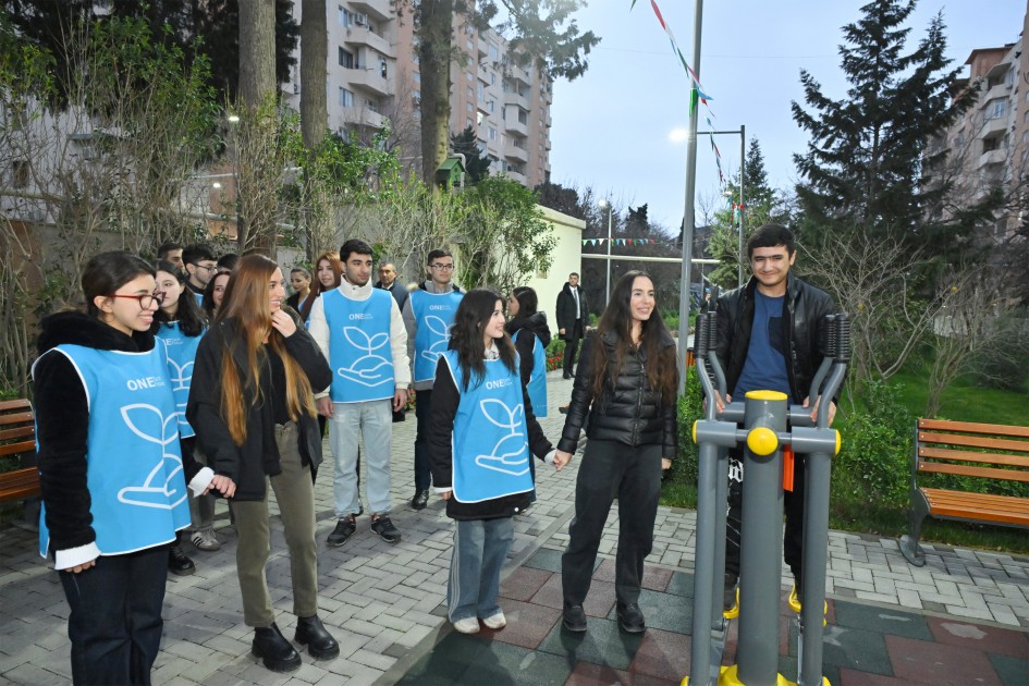 Leyla və Arzu Əliyevalar yenilənmiş həyətlərin açılışında - FOTOLAR