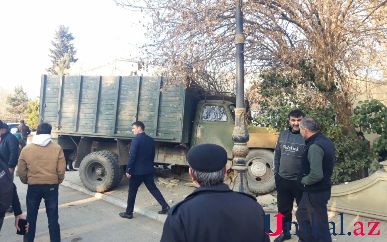 Biləsuvarda yük maşını hasaraÇIRPILDI