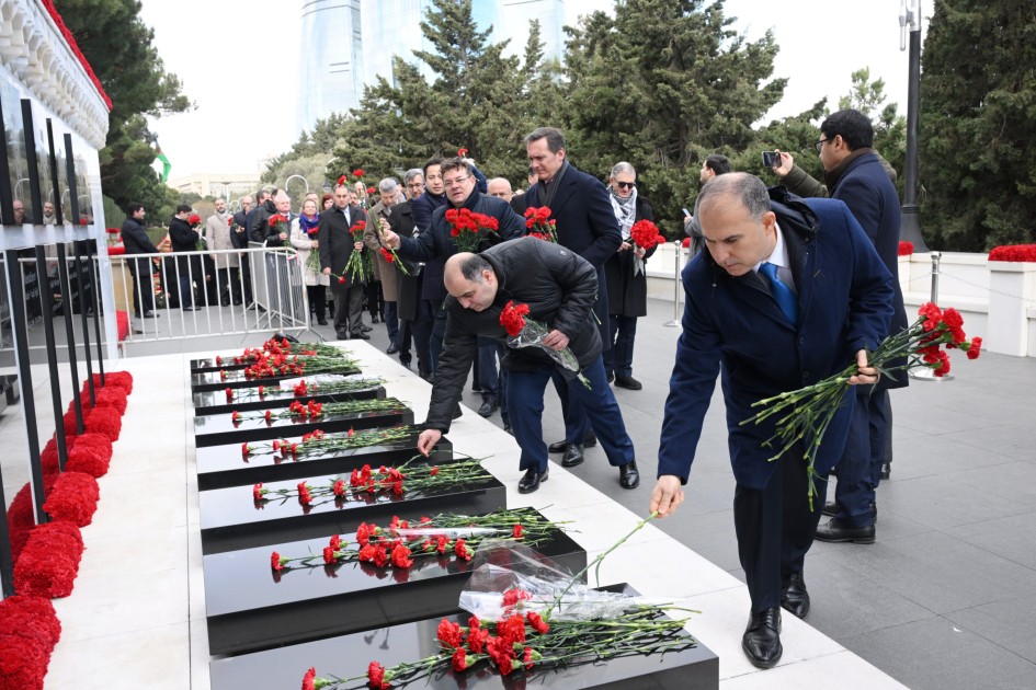 Diplomatlar Şəhidlər xiyabanını ziyarət etdilər - FOTOLAR