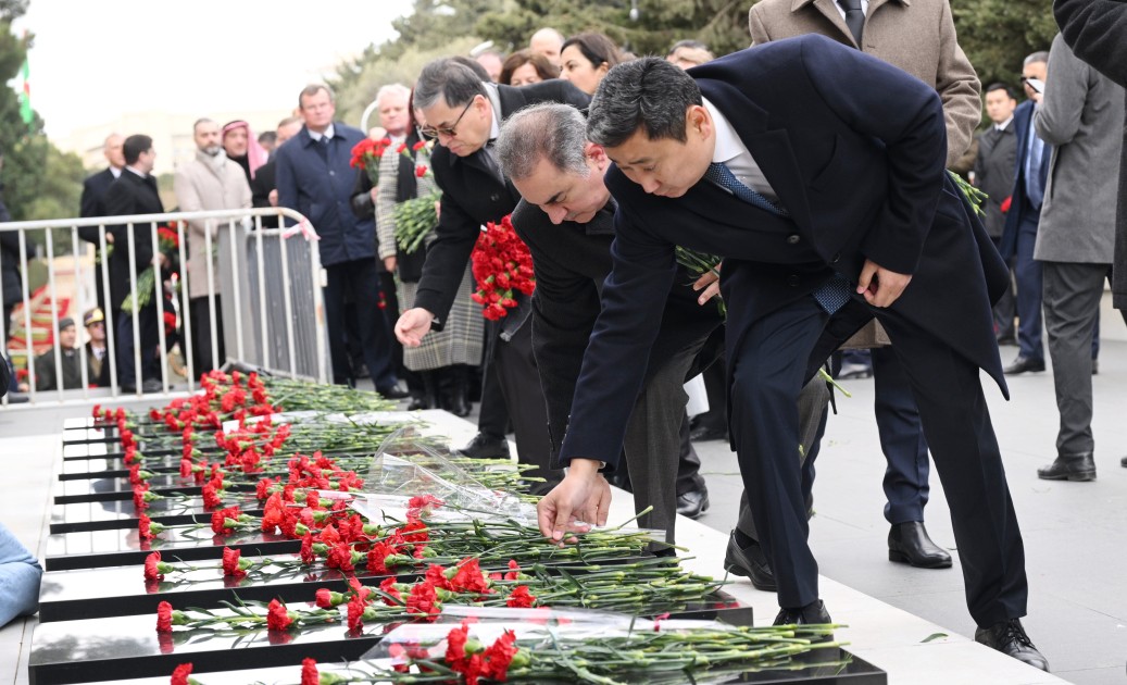 Diplomatlar Şəhidlər xiyabanını ziyarət etdilər - FOTOLAR