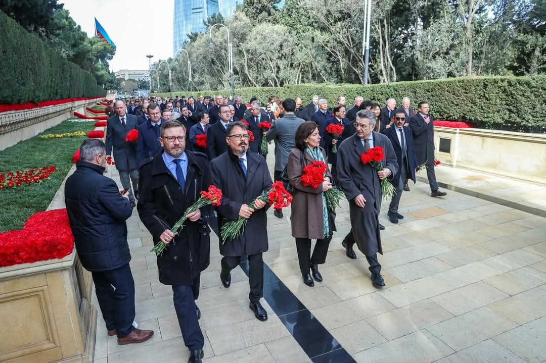 Fransa səfiri Şəhidlər xiyabanını ziyarət etdi - FOTO