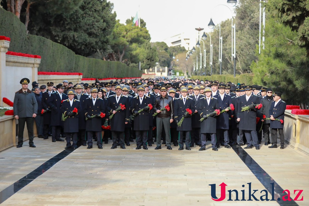 Baş Prokurorluğun rəhbərliyi Şəhidlər xiyabanını ziyarət etdi - FOTOLAR