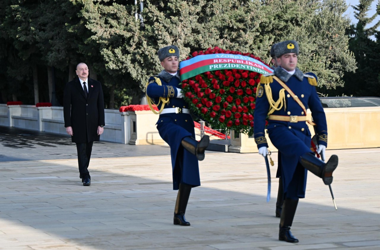 Prezident 20 Yanvar şəhidlərinin xatirəsini yad etdi - FOTOLAR