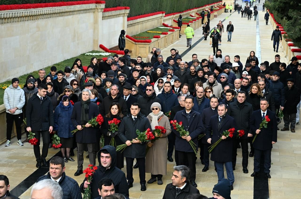 Mədəniyyət Nazirliyinin kollektivi 20 Yanvar şəhidlərinin xatirəsini yad edib - FOTOLAR