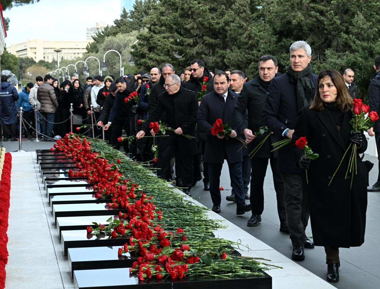 Mədəniyyət Nazirliyinin kollektivi 20 Yanvar şəhidlərinin xatirəsini yad edib - FOTOLAR