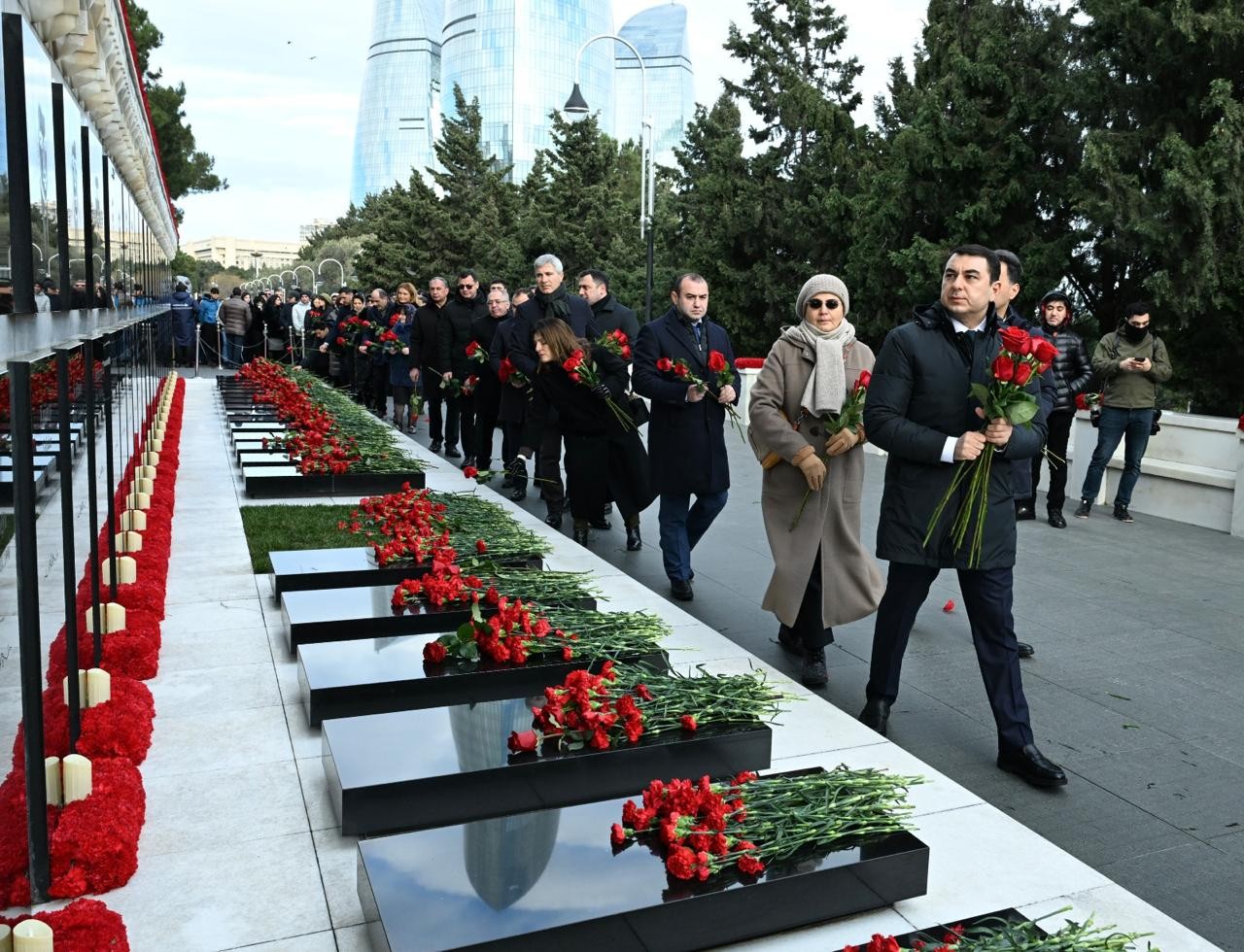 Mədəniyyət Nazirliyinin kollektivi 20 Yanvar şəhidlərinin xatirəsini yad edib - FOTOLAR