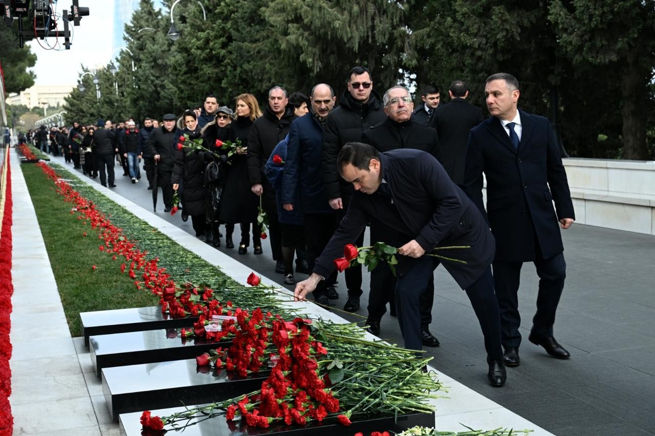 Mədəniyyət Nazirliyinin kollektivi 20 Yanvar şəhidlərinin xatirəsini yad edib - FOTOLAR