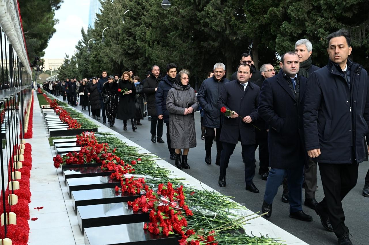 Mədəniyyət Nazirliyinin kollektivi 20 Yanvar şəhidlərinin xatirəsini yad edib - FOTOLAR