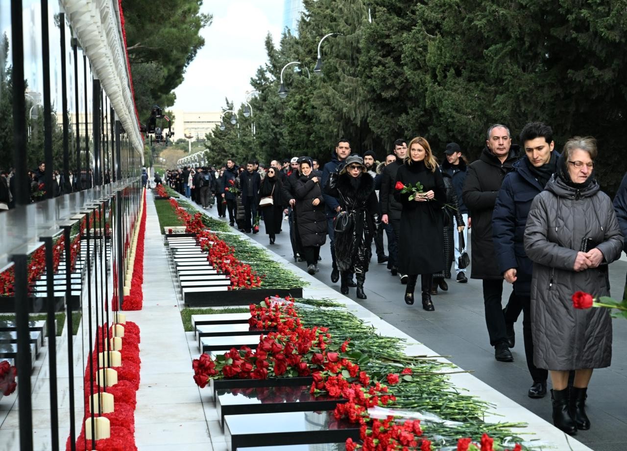 Mədəniyyət Nazirliyinin kollektivi 20 Yanvar şəhidlərinin xatirəsini yad edib - FOTOLAR