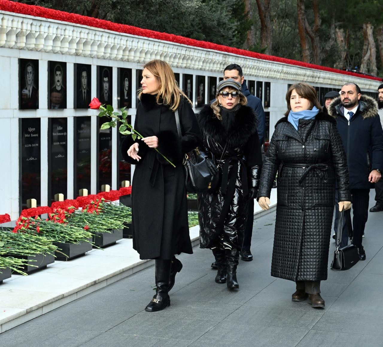 Mədəniyyət Nazirliyinin kollektivi 20 Yanvar şəhidlərinin xatirəsini yad edib - FOTOLAR