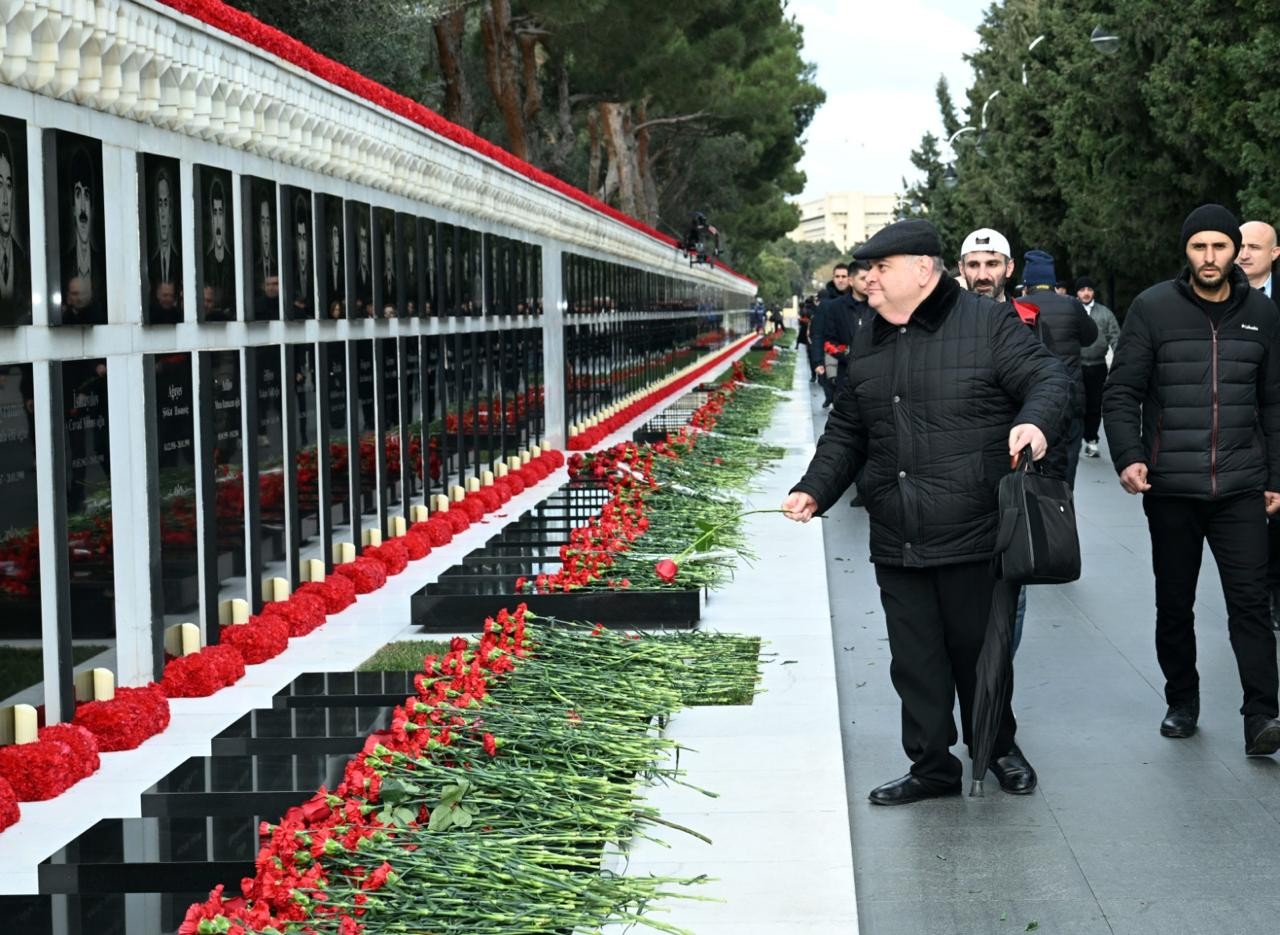 Mədəniyyət Nazirliyinin kollektivi 20 Yanvar şəhidlərinin xatirəsini yad edib - FOTOLAR