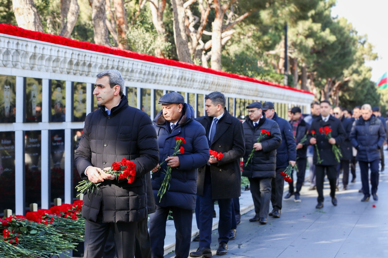 ADY sədri və kollektivi Şəhidlər xiyabanını ziyarət etdi - FOTOLAR