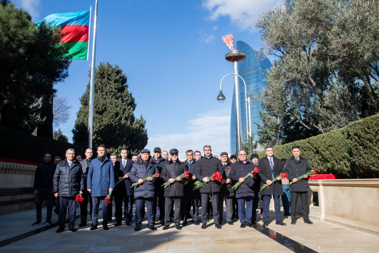 ADY sədri və kollektivi Şəhidlər xiyabanını ziyarət etdi - FOTOLAR