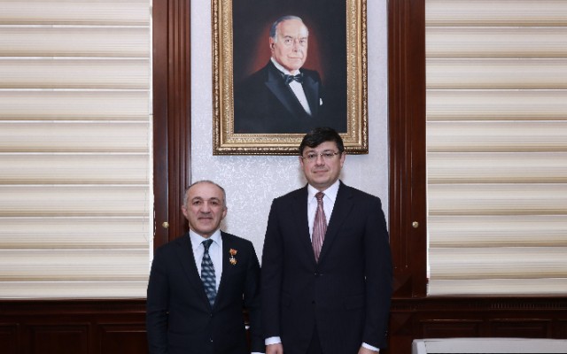 Fuad Muradov Natiq Bağırova medal təqdim etdi -FOTO