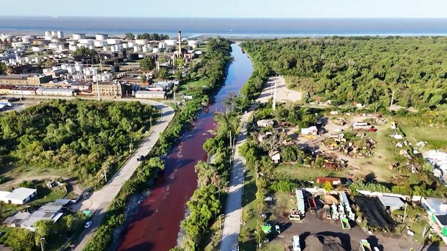 Okeana axan kanal qırmızı rəngə çevrildi - FOTO