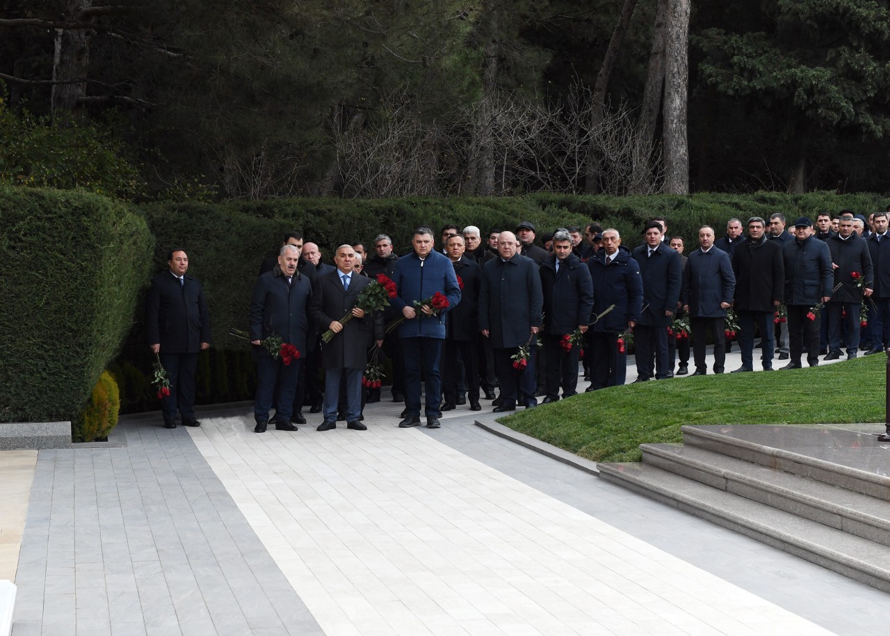 "Azərişıq" ASC-nin rəhbər heyəti Fəxri və Şəhidlər xiyabanlarını ziyarət edib - FOTOLAR